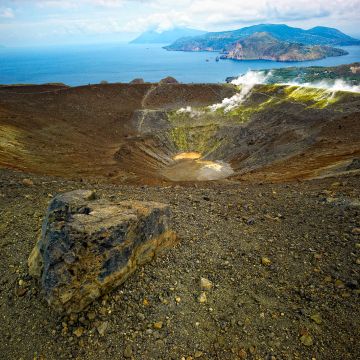 Kolossaler Blick in den Krater des Vulkan Vulcano mit den Liparischen Inseln im Hintergrund