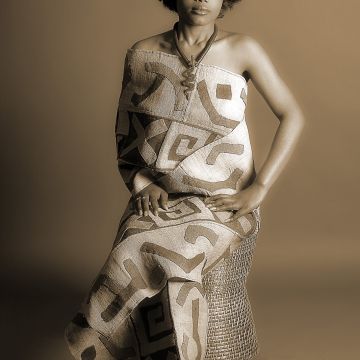 Model in traditionellem Tuchkleid im Sepialook 