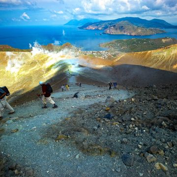 Steiler Aufstieg zum Krater des Vulcano mit Blick auf die Liparischen Inseln