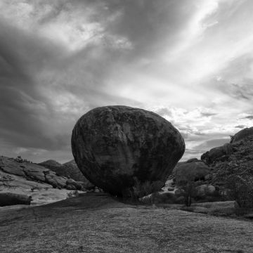 Fels in der Form einer riesigen Kugel im Erongo Nationalpark