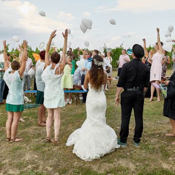Luftballons im Wingert während der Hochzeitsfeier steigen lassen 