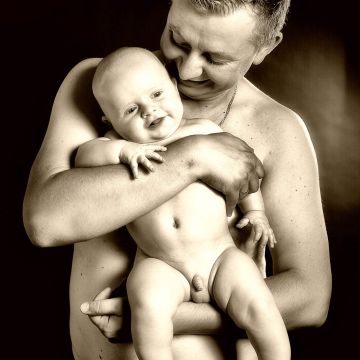 Glücklicher Vater mit nacktem Baby