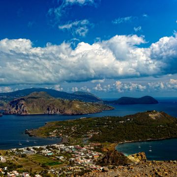 Prominentes Wolkenband über den Liparischen Inseln