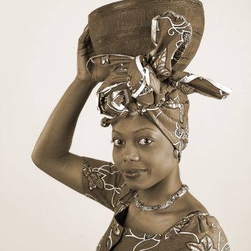 Model mit Kopftuch und Schale auf dem Kopf im Sepialook fotografiert im Fotostudio