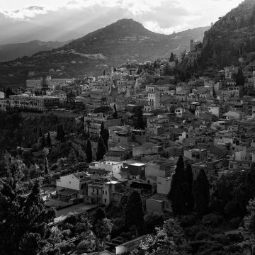 Blick über Taormina zum Vulkan Ätna