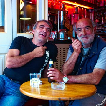 Zwei Italiener beim Aperitiv in einer Bar