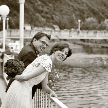 Brautpaar blickt in Bad Ems von der Promenade auf die Lahn