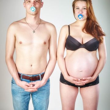 Eltern mit Schnuller und Babybauch
