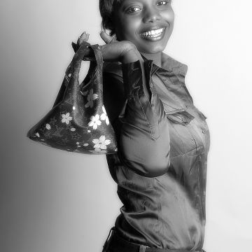 Farbiges Model mit Schultergriff und Handtasche im Sepialook 