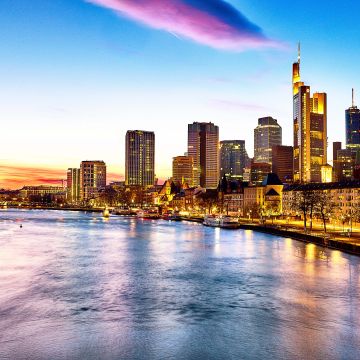 Sonnenuntergang Frankfurt mit Blick auf die Skyline von Mainhatten und dem Untermainkai