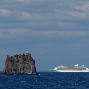 Riesiges Kreuzfahrtschiff passiert den kleinen Stromboli