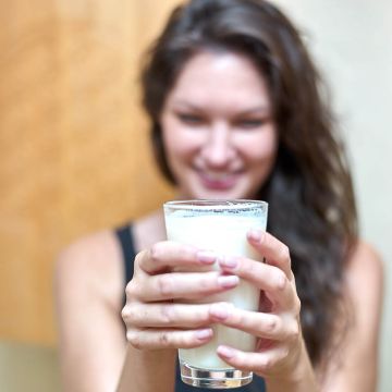 Patientin trinkt frische Stutenmilch mit sichtlichem Genuß