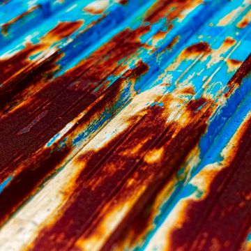 Farbenspiel in Rost und Blau auf Metall