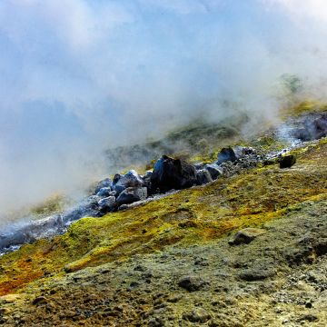 Schwefeldampf im Krater des Vulkan Vulcano