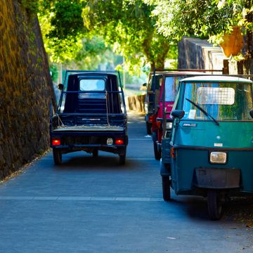 Piaggio Dreiräder begegnen sich in einer engen Gasse