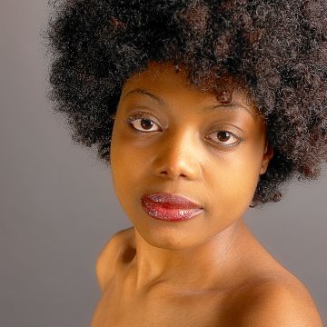 Farbiges Model dezent geschminkt in Farbe im Studiolicht