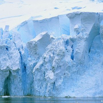 Blaues Eis bricht ins Polarmeer