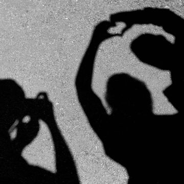 Schattenbild des Brautpaares mit Fingerherz