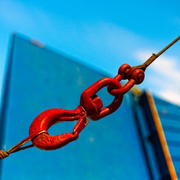 Roter Schiffshaken vor blauem Himmel