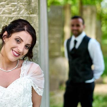 Braut im Vordergrund und der Bräutigam steht unscharf im Hintergrund am Kloster Limburg bei Bad Dürkheim