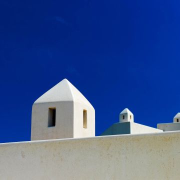 Weißer Kamin vor blauem Himmel
