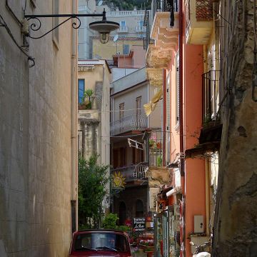 Fiat 500 in rot in einer engen Gasse