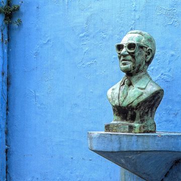 Statue vor einer blauen Wand in Buenos Aires