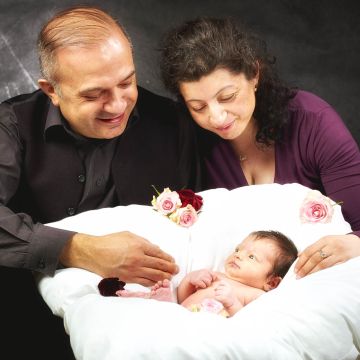 Baby in rosen gebettet