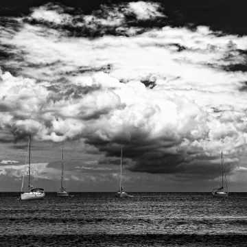 Über dem Mittelmeer vor den Liparischen Inseln zieht ein Sturm auf