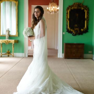 Braut im Schloss Herrnsheim vor der standesamtlichen Trauung im weißen Brautkleid und weißen Brautstrauß