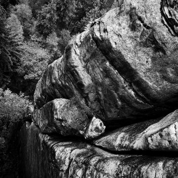 Blick hinab in eine dunkle Schlucht