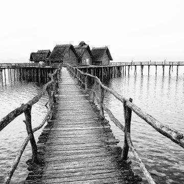 Pfahlbauten in Unteruhldingen in schwarzweiß in mystische Bodenseestimmung am morgen