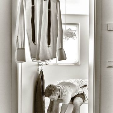 Bräutigam in Shorts kleidet sich an 