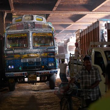 LKW mit typischen Verziehrungen liefert Waren für den Markt an der Howrah Bridge an