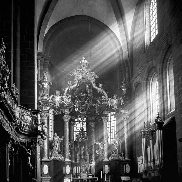 Dom in Worms mit Lichtstrahl durchs Seitenfenster