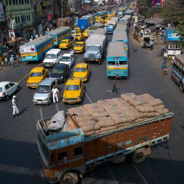 Verkehrsstau versursacht durch ein Wendemanäver eines LKW