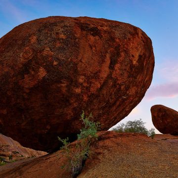 Sonnenaufgang im Erongo Nationalpark taucht die Felsen in rotes Morgenlicht