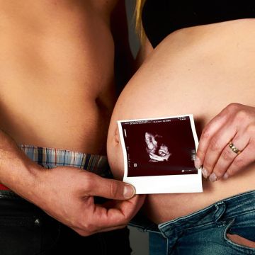 Babybauch mit Ultraschallbild