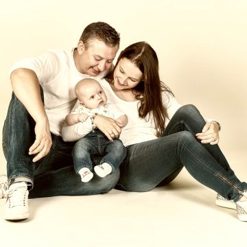 Junges Familienglück mit Baby