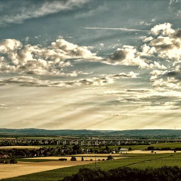 Talbrücke bei Pfeddersheim in der Abendstimmung vor einem Gewitter