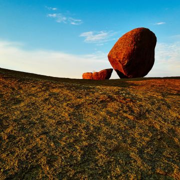 Vom Wind erodierter Fels alleine stehend im Morgenlicht