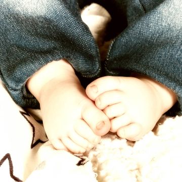 Babyfüße in Bluejeans
