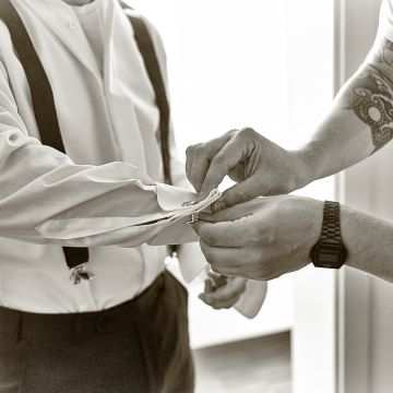 Trauzeuge legt die Manschettenknöpfe an