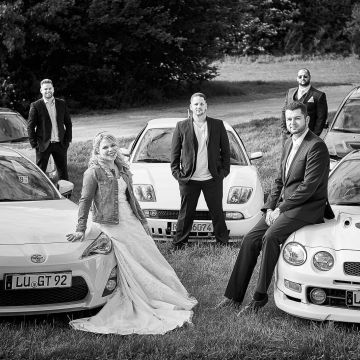 Posing des Brautpaares mit dem Toyota Club Ludwigshafen
