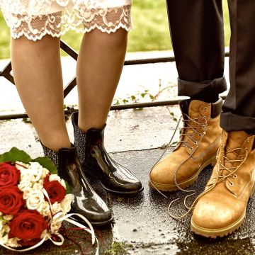 Hochzeit im Regen mit Gummistiefel und Boots