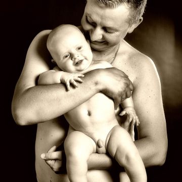 Glücklicher Vater mit nacktem Baby
