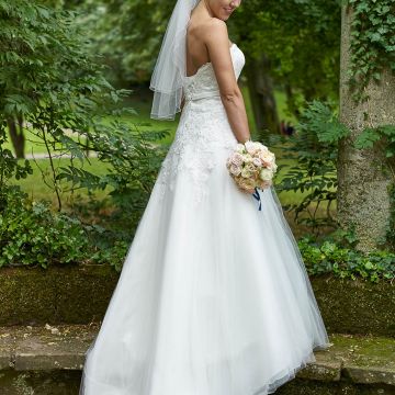 Braut in langen weißen Kleid mit A-Schnitt und Brautstrauß
