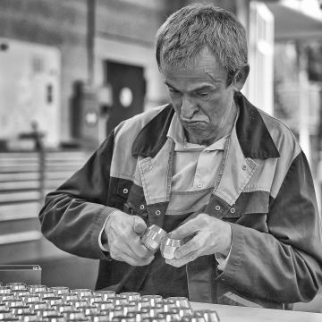 Mechaniker sortiert Kupplungsteile in der Abteilung Metallbearbeitung