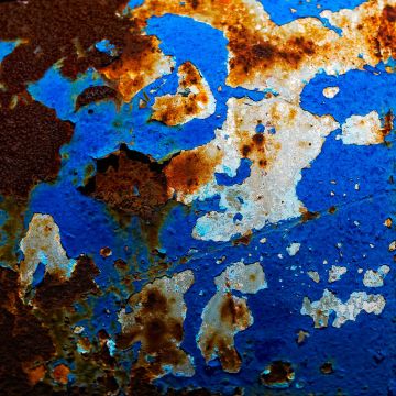 Farbenspiel in Rost und Blau auf Metall