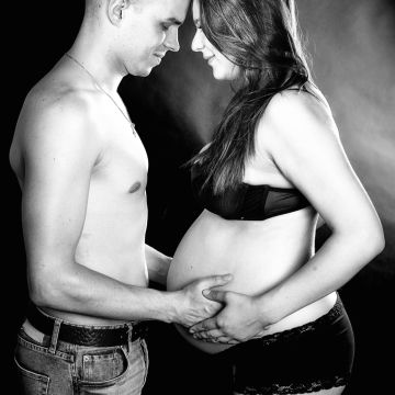 Babybauch in schwarzweis mit nacktem Oberkörper
